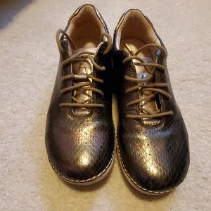 Alegria. Bronze walking shoe